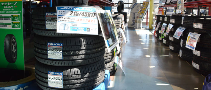 オートランドハシモトの店内の様子。タイヤ・アルミホイールの展示数は県内最大級。