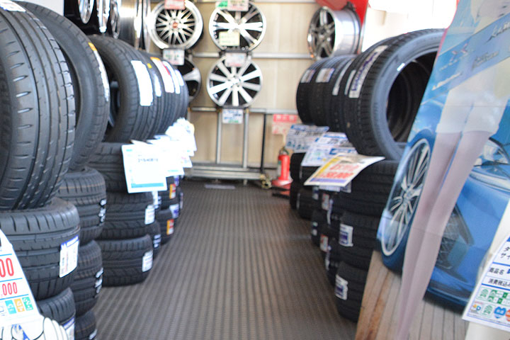 お車の特性にあったタイヤをサイズ・メーカー別に多数展示。